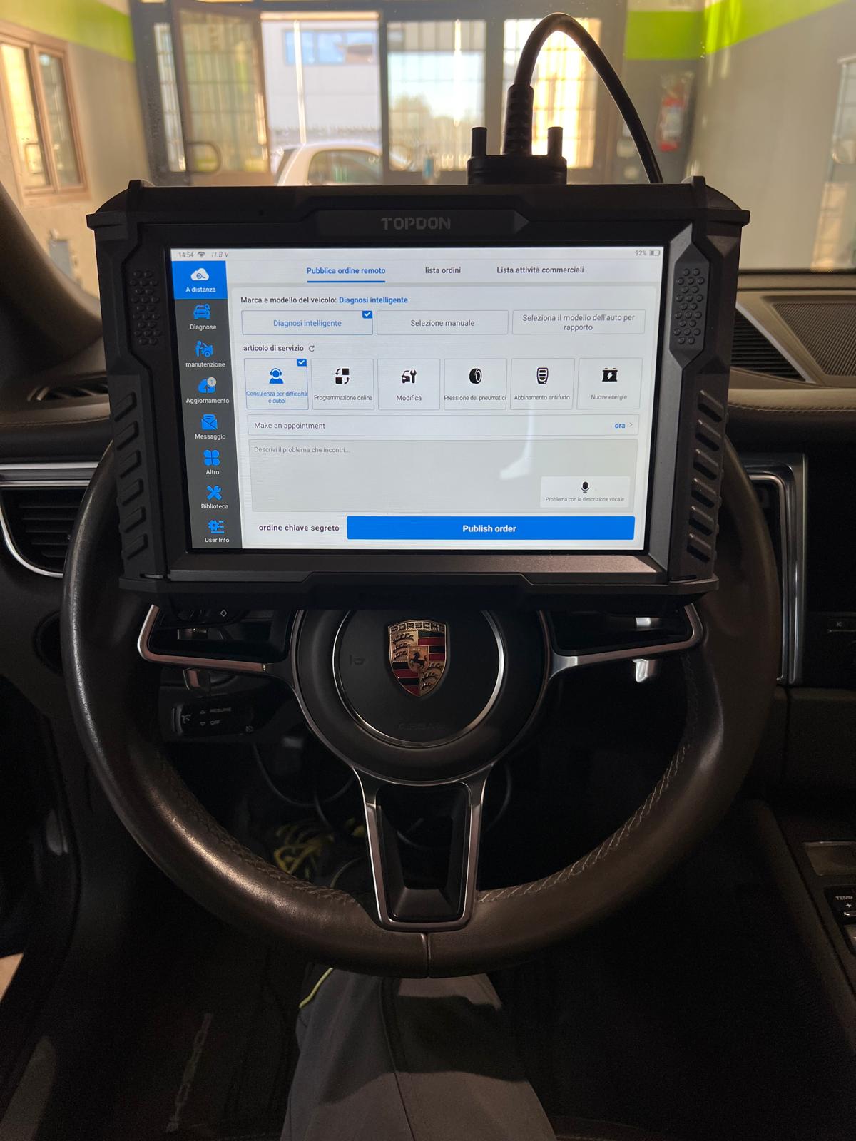 Strumento di diagnosi fissato al volante durante il controllo elettronico