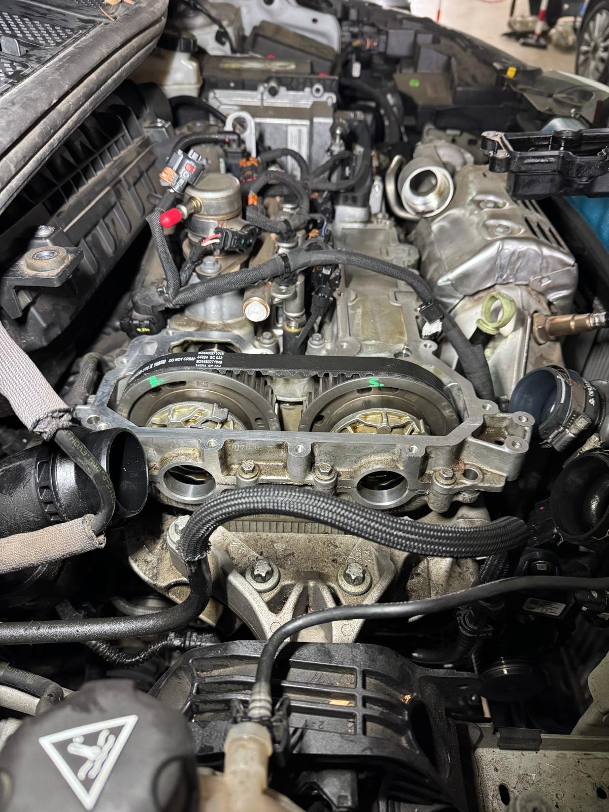 Parte alta del motore scoperta durante la manutenzione